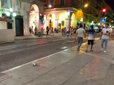 Nizza: Straßenszene am Kaufhaus Galeries Lafayette, kurz nach dem Anschlag.