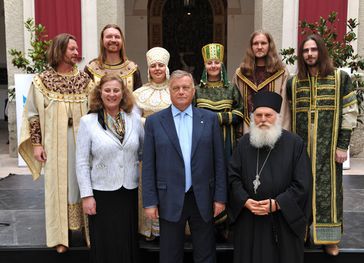 Im Bild v.l.n.r: Prinzessin Katarina von Serbien, Vladimir Yakunin – Präsident der Russischen Eisenbahn (RzD) und Gründer sowie Präsident des World Public Forum „Dialogue of Civilizations“, Koutsou Vasileios-Efraim – Abt des Klosters Vatopedi am Berg Athos hinten: russisches Volksmusik-Ensemble „Svetilen“ . Bild: Franz Neumayr