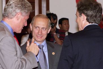 Archivfoto: Russlands Präsident Wladimir Putin und sein US-Amtskollege Bill Clinton beim G8-Gipfel in Okinawa, Japan, am 22. Juli 2000.