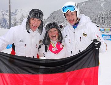 Andreas Wellinger (rechts) zusammen mit Tom Lubitz (links) und Katharina Althaus (Mitte) beim Gewinn der Goldmedaille im Mixed-Wettbewerb der Skispringer bei den Olympischen Jugend-Winterspielen 2012 in Innsbruck. Bild: DOSB