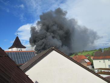 Brennende Hallen in Keltern Weiler am 16.04.2024