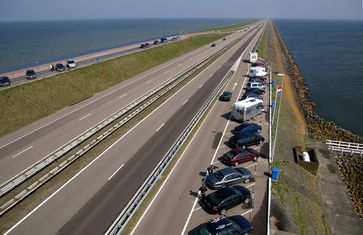 Abschlussdeich zwischen IJsselmeer (rechts) und Nordsee (links)