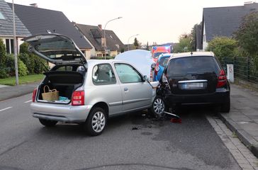 Sowohl der Micra als auch der Mercedes wurden erheblich beschädigt und mussten abgeschleppt werden. Bild: Polizei