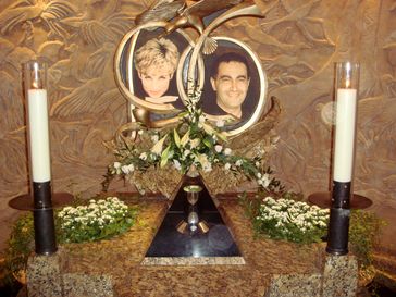 Prinzessin Diana (links) mit ihrem letzten Partner Dodi Al-Fayed, Gedenkschrein im Londoner Harrods.