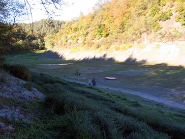 Blick vom Ufer auf die Fundamente der ehemaligen Häuser von Asel