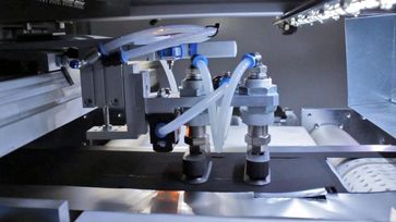 Automatisierte Entnahme einer vom Band beziehungsweise von der Rolle lasergeschnittenen Elektrode. Bild: © Fraunhofer IWS Dresden (idw)