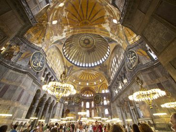 Hagia Sophia: Ineinandergreifende Geometrien verdecken das gewaltige Stützsystem, das die riesige Kuppel trägt. Dieses verbirgt sich hinter elegant angeordneten Galerien, die dem Bauwerk die Illusion von der Entmaterialisierung seiner vertikalen Wandflächen verleihen.