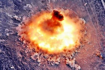 Zerstörerische Explossion einer US-Amerikanischen GBU-43/B Massive Ordnance Air Blast mit 11.000.000 kg TNT Sprengkraft (Symbolbild)