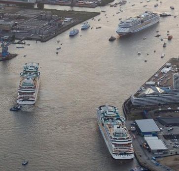 Im letzten Jahr fand die weltweit größte Taufe eines Schiffes in Hamburg statt und zwar der ,"AIDAmar".  AIDA Cruises zeigt 2013 nach wie vor am Standort Hamburg die größte Präsenz aller Reedereien. Gleich sechs AIDA-Schiffe (,"AIDAsol", ,"AIDAbella", ,"AIDAcara", ,"AIDAluna", ,"AIDAmar" und ,"AIDAstella") nehmen 73-mal Kurs auf Hamburg. Bild: "obs/Hamburg Cruise Center e.V."