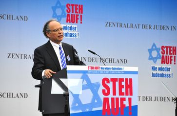 Dieter Graumann spricht auf einer Kundgebung gegen Judenhass in Berlin, September 2014