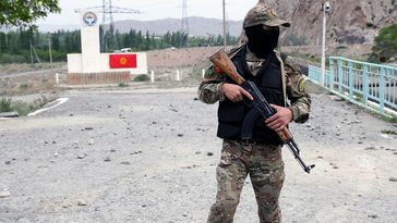 Ein Soldat der kirgisischen Streitkräfte an der Grenze zu Tadschikistan (Archivbild)