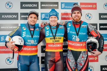 Podium beim 2. Rodel Weltcup im kanadischen Whistler - Sieger Max Langenhan in der Mitte, Zweiter Jonas Müller und Dritter (rechts) Kristers Aparjods  Bild: FIL / Josef Plaickner Fotograf: Josef Plaickner