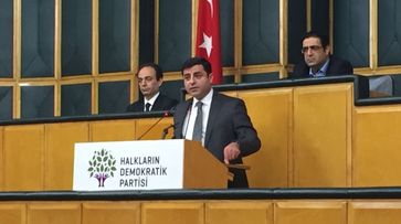 Selahattin Demirtas bei einer Fraktionssitzung (2016)