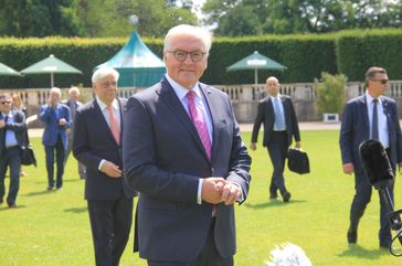 Frank-Walter Steinmeier mit Leibwächtern (2017)