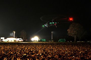 Mit Hubschraubern der Bundesploizei treffen am Abend des Straßentransports nach Gorleben die LKW-Fahrer ein. Sie werden von einer Spezialfirma für Schwertransporte gestellt. Bild: Andreas Conradt / PubliXviewinG