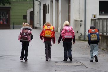 Die schwere Last der Schule trägt jedes Kind auf dessen Schultern...