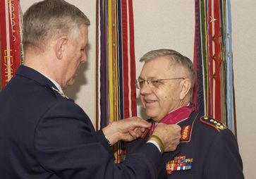 Harald Kujat wird mit der Legion of Merit von Richard Myers ausgezeichnet.