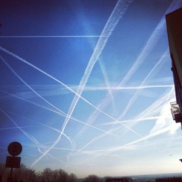 Ein mit Chemikalien vollgesprühter Himmel über Wicker (Flörsheim am Main) im Februar 2015