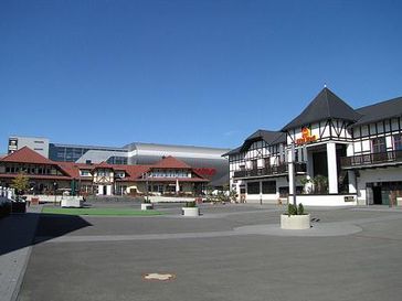 Das Eifeldorf Grüne Hölle am Nürburgring. Bild: Holger Weinandt / de.wikipedia.org