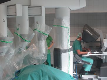 Erstmals in Hamburg: OP-Roboter hilft bei Implantation von Reflux-Schrittmacher /Bild: "obs/Asklepios Kliniken"