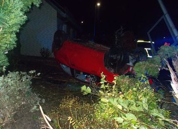 Der Kleinwagen blieb auf dem Dach liegen. Bild: Polizei Minden-Lübbecke