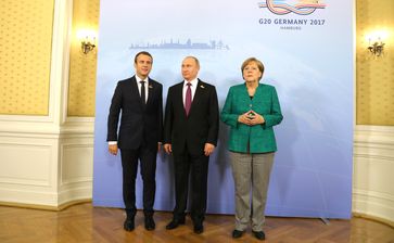 Emmanuel Macron, Vladimir Putin und Angela Merkel (2017)