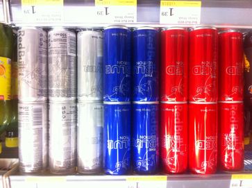 Energydrinks: Red Bull in der Special-Edition Red, Blue und Silver