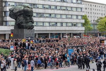 Treffpunkt vor der Demo in Chemnitz: Friedliche Demonstranten und keine Hetzjagten oder ähnliches.
