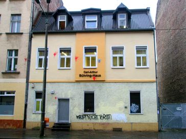 Die Bundesgeschäftsstelle der NPD in Berlin-Köpenick mit Spuren von Farbbeuteln