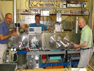 Das erfolgreiche Physiker-Trio (v.l.n.r.): Carlo Callegari, Markus Koch und Wolfgang Ernst. Bild: TU Graz