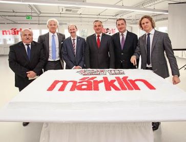 Märklin eröffnet neue Produktionshalle in Györ, Ungarn. Mit dabei (von links): Gabor Kovacs, Geschäftsführer Märklin Hungaria; Michael Sieber, geschäftsführender Gesellschafter Simba Dickie Group; Wolfrad Bächle, Geschäftsführer Märklin; Borkai Zsolt, Bürgermeister Györ; Simon Robert Balazs, Vize-Bürgermeister Györ; Florian Sieber, geschäftsführender Gesellschafter Märklin. Bild: "obs/Märklin"