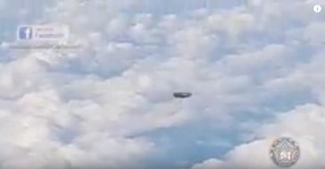 Bild: Screenshot Youtube Video "UFO Video From Airplane Window Spain ! Apr 2017 "