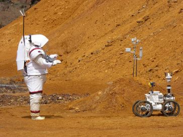 Der Astronaut steuert den mobilen Roboter in der Mars-Simulationsumgebung Rio Tinto in Andalusien, Spanien Quelle: Foto FHWS / Kullmann (idw)