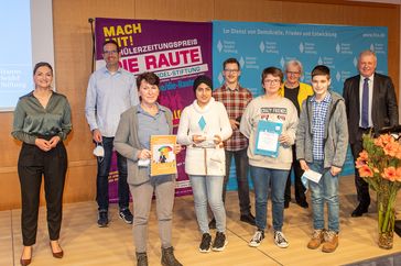 Gewinnerteam KASA der Karl-Amberg-Mittelschule Alzenau mit Stiftungsvorsitzemdem Markus Ferber (re.) und Digitalministerin Judith Gerlach (li.) / Bild: Hanns-Seidel-Stiftung e.V. Fotograf: THOMAS PLETTENBERG