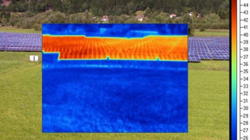 Im Sommer kann man mit Hilfe einer Wärmebildkamera erkennen, dass die PV-Module wesentlich wärmer sind, als die benachbarten Grasflächen / Bild: energiedetektiv.com