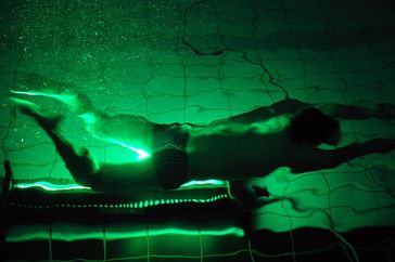 Die Bewegung der angeleuchteten Kügelchen am Schwimmer wird durch die Hochgeschwindigkeitskamera exa
Quelle: Foto: Jürgen Scheere/FSU Jena (idw)