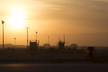 Die Schutz- und Radarsysteme im Feldlager in Mazar-e Sharif/Afghanistan in der Abendsonne /Bild: Bundeswehr Fotograf: Christian Thiel