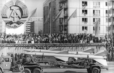Truppenparade zum 30. Jahrestag der Gründung der DDR mit einer Formation Flugabwehrraketen vom Typ SA-2 Guideline, 1979 (Symbolbild)