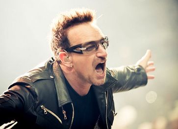Bono bei einem Auftritt mit U2 im Jahre 2011