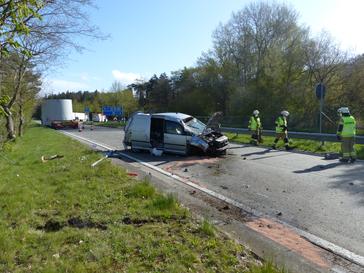 Übersicht der Unfallstelle, Blick in Fahrtrichtung Cuxhaven, auch Fahrtrichtung des Unfall-PKW,im Hintergrund der PP Bütteler Holz Bild: Polizei