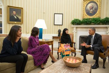 Malala während eines Treffens mit US-Präsident Barack Obama, Michelle Obama und deren Tochter Malia im Oval Office am 11. Oktober 2013