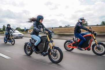 Das pedalgesteuerte Elektromotorrad eROCKIT auf der Autobahn.  Bild: eROCKIT Systems GmbH Fotograf: Sven Wedemeyer