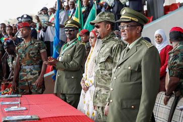 Abiy Ahmed mit Militärkollegen (2. v. rechts), (2019)