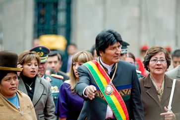 Ex-Präsident Evo Morales., als er noch im Amt war. Er wuchs auf dem Land in bitterer Armut auf und schrieb sich die Durchsetzung der Rechte der Bauern auf die Fahne. Bild: Wikimedia Commons, Joel Alvarez