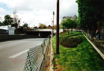 East entrance[95] to the Pont de l'Alma tunnel, where Diana, Princess of Wales had a fatal car crash