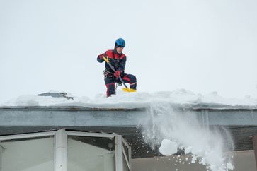 Mit professioneller Hilfe Schneelast vom Dach räumen lassen