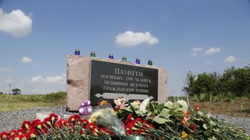 Denkmal am Ort des Absturzes des MH17-Fluges im Donbass am Jahrestag der Tragödie 2021 Bild: Gettyimages.ru / Alexander Usenko/Anadolu Agency