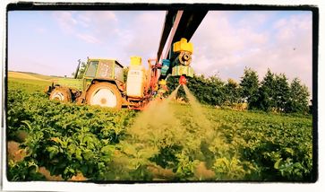 Agrolandwirtschaft hantiert mit hochgiftigen Mitteln, von denen viele nur per Ausnahmegenehmigung durchgewunken wurden (Symbolbild)