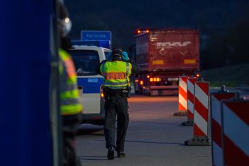 Lindauer Bundespolizisten lieferten zwei Migranten nach Grenzkontrollen in Zurückweisungshaft ein Bild: Polizei
