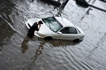 Auto im Hochwasser / Bild: "obs/Zentralverband Deutsches Kraftfahrzeuggewerbe/iStockphoto.com Bart Sadowski"